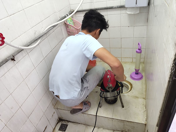 皮山管道堵塞冒臭气 专业师傅现场解决问题