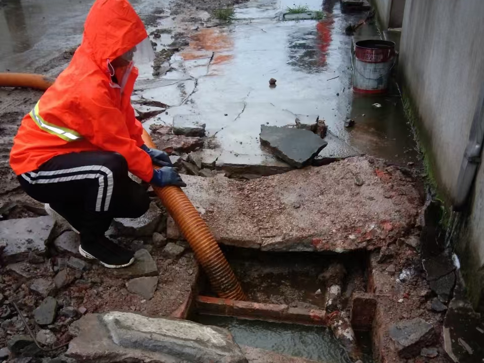 皮山专业清理污水池 炜誉市政以规范流程守护城市 “肠道”