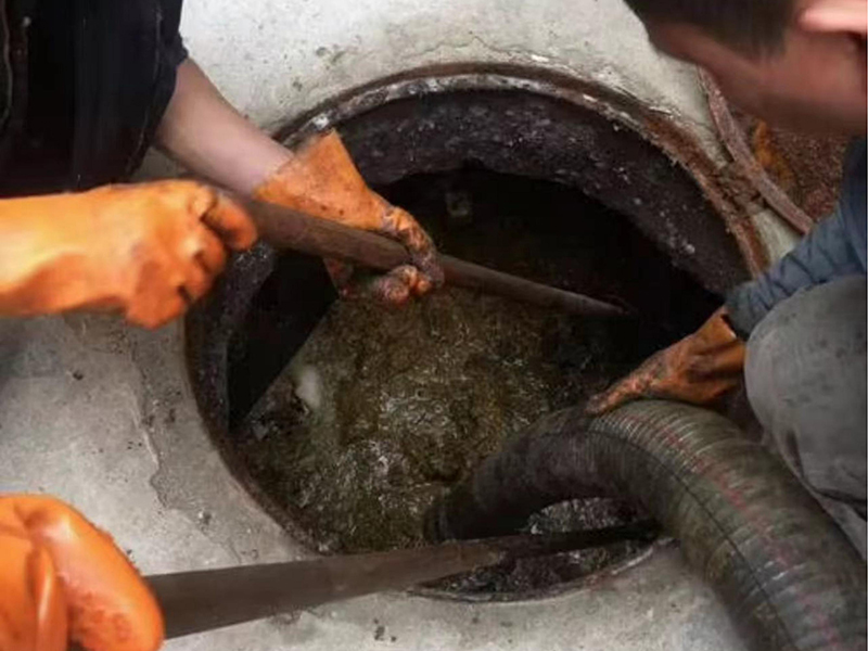 皮山清理化粪池时如何避免沼气的危害？